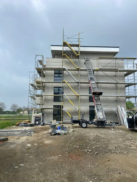 Neubauprojekt mit Gerüst und Materiallift für die Montage